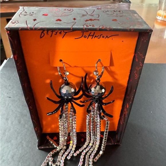 Betsey Johnson Halloween Earrings 2025. Spider Drop Earrings - Picture 4 of 4